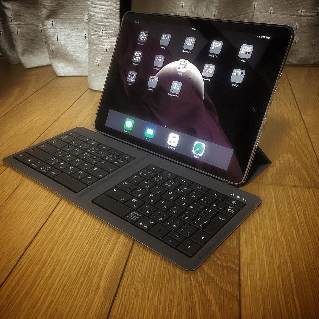 patriotjoyfull's tweet photo. 11年前の今日。

当時所有していたiPad Air 2にMicrosoft製の折り畳み式ワイヤレスキーボードをペアリングした日。

殆ど出番なかったです🤣️なにせ、キー配列が慣れなくて打ちにくくてね。

物自体は悪くはありませんでした。
#11年前の今日 #Apple #iPadAir2 #Microsoft #ワイヤレスキーボード https://t.co/MBW5QPqPyU