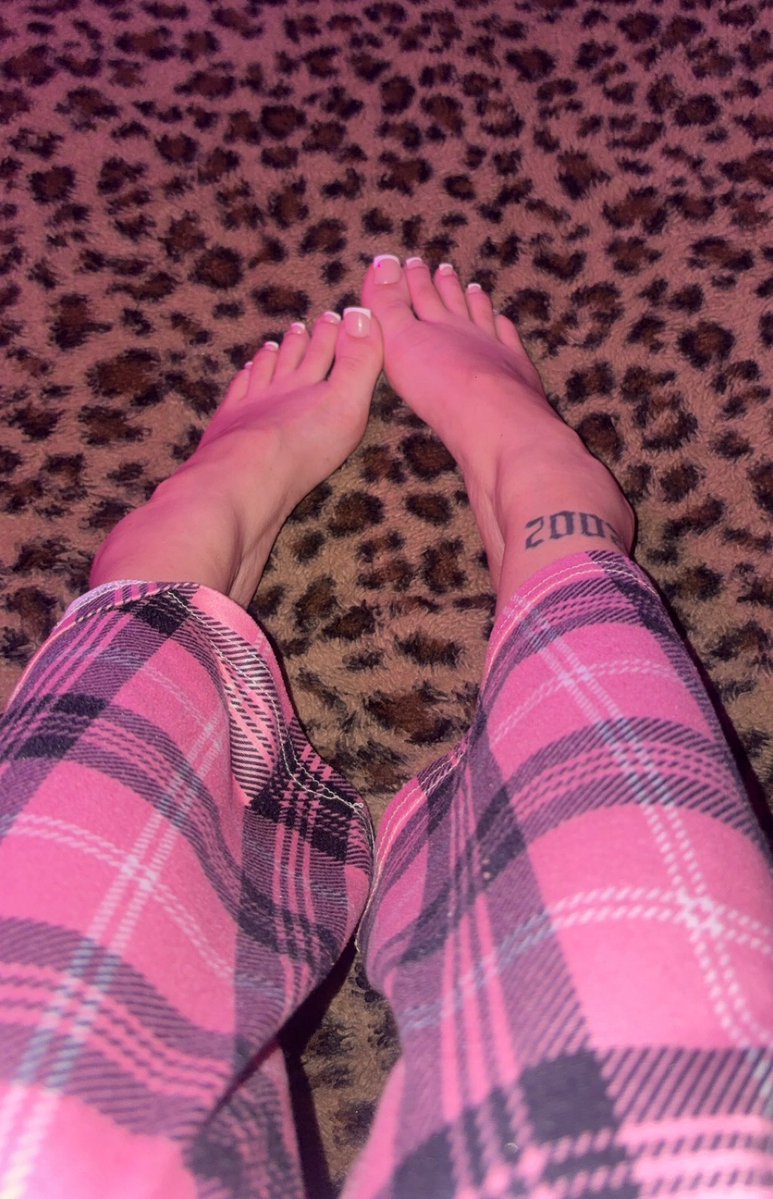 sashaafindom's tweet photo. Just remember…my feet will always rule you 🌸💕✨ https://t.co/t0K73Y2qkC