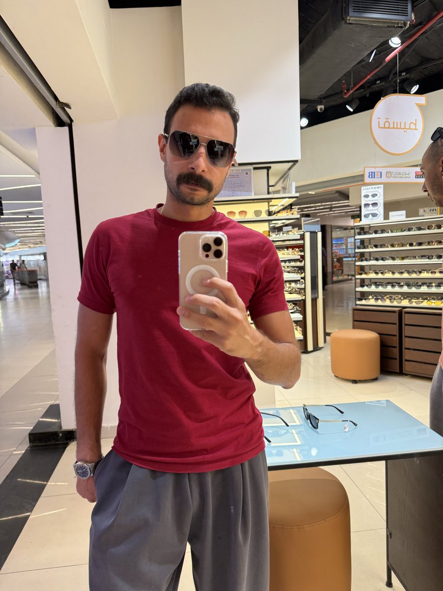 hi4o777's tweet photo. ده أنا و أنا بجرب نضارات و مش لايقه عليا😂😂😂😂😂😂 https://t.co/RS3TcE0mId