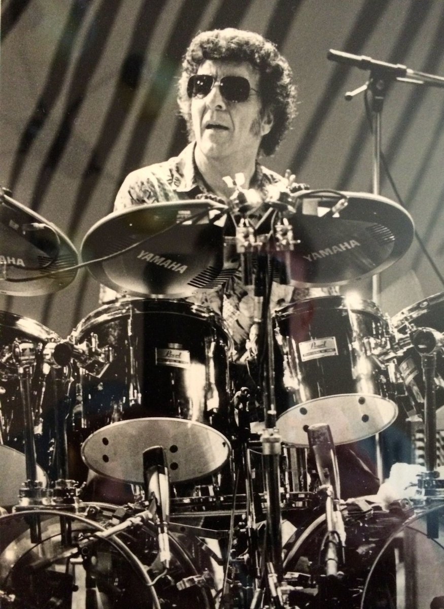1umjM8Tra28X8Ys's tweet photo. Happy Birthday, Mel!
本日9月24日は、ベンチャーズのドラマーとして長く活躍したメル・テイラーさんの誕生日です。
レギュラーグリップでダイナミックかつ正確なリズムを刻み、バンドのボトムを支えてきた姿は、今も色褪せることなく多くのファンにとって憧れです♪
#ベンチャーズ
#TheVentures https://t.co/xDVQaQJS4e