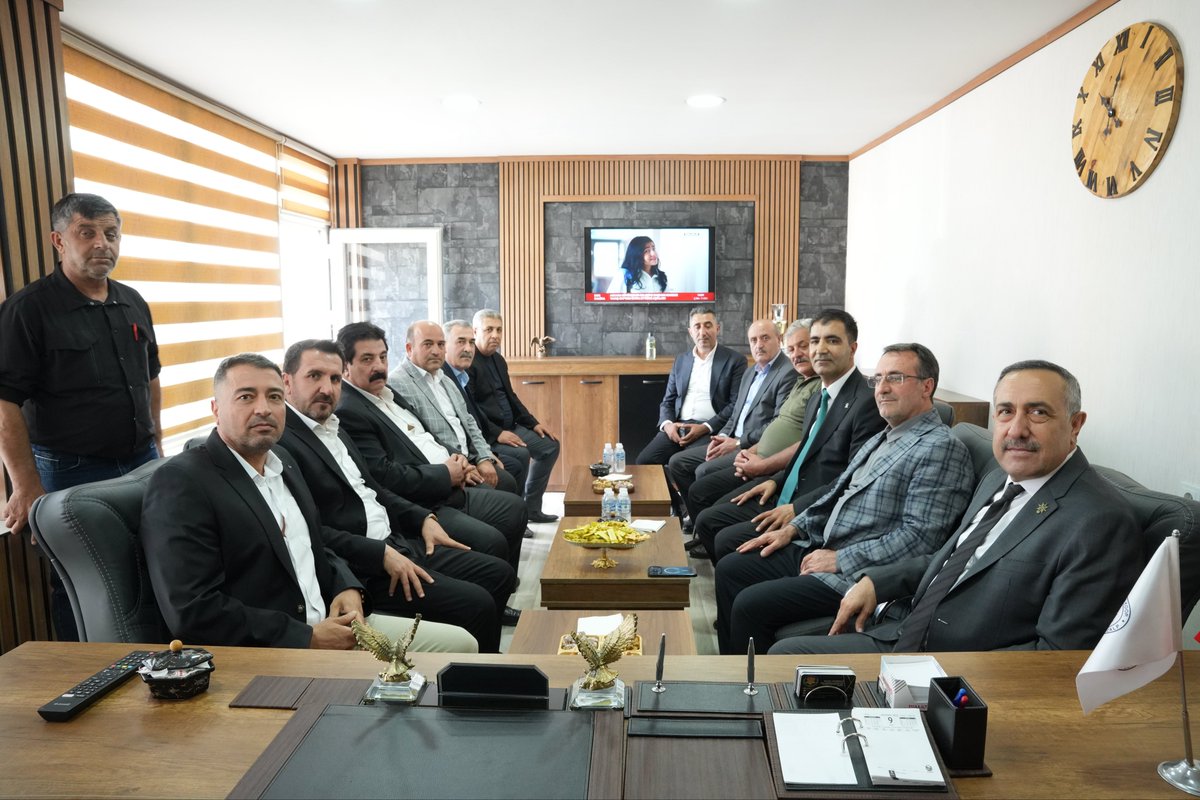AK_PartiVan's tweet photo. İl Başkanımız Abdulahat Arvas, Özalp İlçe Başkanımız Ercan Ağar ve il yönetimimizle birlikte Minibüsçüler ve Motorlu Taşıtlar Kooperatifimizi ziyaret ettik.

Sektörün sorunları, talep ve beklentileri üzerine istişarelerde bulunduk. Misafirperverlikleri ve samimi sohbetleri için kooperatif başkanımıza ve değerli esnafımıza teşekkür ediyoruz.

Esnafımızla istişare etmeye, talep ve beklentilerini dinlemeye devam edeceğiz.
@akparti
@abuyukgumus 
@MustafaAlkayis 
@Recep_ayd25