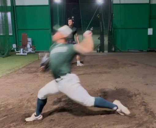 Tai884's tweet photo. 【アトラクターシリーズ：Chest Out While Rotating】

「身体を回しているのに、ボールが走らない」

そんなピッチャーは、回転の途中で胸が潰れているかもしれません。

そこで重要になるのが、

「Chest Out While Rotating」

です。

日本語にすると、

「胸を保ちながら回転する」

という意味です。

ただし、投げる前から胸を張り続けたり、腰を大きく反ったりする動作ではありません。

重要なのは「Chest Out」よりも、

「While Rotating＝回転している間」

です。

抽象的にいえば、

「身体の中心に、力が通る道を残したまま回る」

ということです。

投球では、下半身で生み出した力が、

骨盤
↓
腹部・胸郭
↓
肩甲骨
↓
腕
↓
ボール

という順番で伝わります。

このとき、骨盤が回転しても胸郭が早く丸まってしまうと、腹部の筋肉から張りが失われます。

例えるなら、車をロープで引っ張る場面と同じです。

ロープがピンと張っていれば、引っ張った力は車まで伝わります。

しかし、ロープがたるんでいれば、引っ張ってもすぐには車が動きません。

投球でも、回転中に胸が潰れると、身体の中に“たるみ”が生まれます。

すると、下半身で大きな力を生み出しても、その力を肩甲骨や腕まで伝えにくくなります。

Chest Out While Rotatingが機能すると、胸郭が適度に伸びた状態を保ち、腹部にちょうど良い張りをつくれます。

その張りが、骨盤の回転を胸郭へ伝え、さらに肩甲骨、腕、ボールへと力を運びます。

ヒップロックとChest Out While Rotatingが同時に機能することで、骨盤が安定しながら、腹部の筋肉に適切な長さと張りが生まれます。これが、強く効率的な体幹回転の準備になります。

簡単にいえば、

ヒップロックは「骨盤側の土台」
Chest Out While Rotatingは「上半身へ力を渡す橋」

です。

この橋が潰れると、

・下半身の力が腕まで届かない
・身体が早く前へ折れる
・肩甲骨と腕の動きが小さくなる
・手や腕に頼った投球になる
・リリースポイントが安定しにくい

といった問題につながります。

ただし、

「胸を張れ」

という言葉だけで形をつくろうとするのは危険です。

腰を反り、肋骨を大きく開き、肩甲骨を無理やり寄せても、本当のChest Out While Rotatingにはなりません。

必要なのは、止まった姿勢で胸を張ることではなく、

「速い回転の中でも、胸郭が潰れずに動けること」

です。

具体的な流れは、

①前足が接地する
②骨盤が回転する
③胸郭の形を保ちながら回転する
④腹部の張りを使って肩甲骨を動かす
⑤腕、手、ボールへ力を伝える

となります。

胸を固めるのではありません。

回転しながら、力を伝えられる胸郭を保つのです。

まとめると、

下半身で力を生み出す。
骨盤を安定させて回転する。
胸郭を潰さずに回転する。
肩甲骨から腕へ力を渡す。
最後にボールが加速する。

これが、Chest Out While Rotatingです。

「回っているのにボールが走らない」というピッチャーは、

「回転中に胸郭が潰れ、身体の中のロープがたるんでいないか？」

ここから確認してみてください。