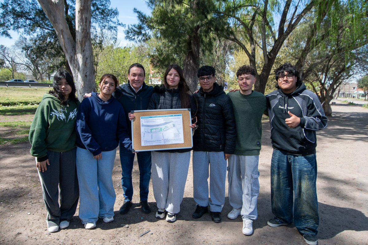 Andreswatsonok's tweet photo. RECUPERAMOS EL ESPACIO PÚBLICO EN RICARDO ROJAS

Esta mañana, supervisé las tareas de mantenimiento y limpieza que realizamos en #RicardoRojas.

Transformamos un espacio que era un basural en un nuevo lugar recreativo y deportivo par los vecinos y las vecinas de Florencio Varela. https://t.co/trK3jTmLNS