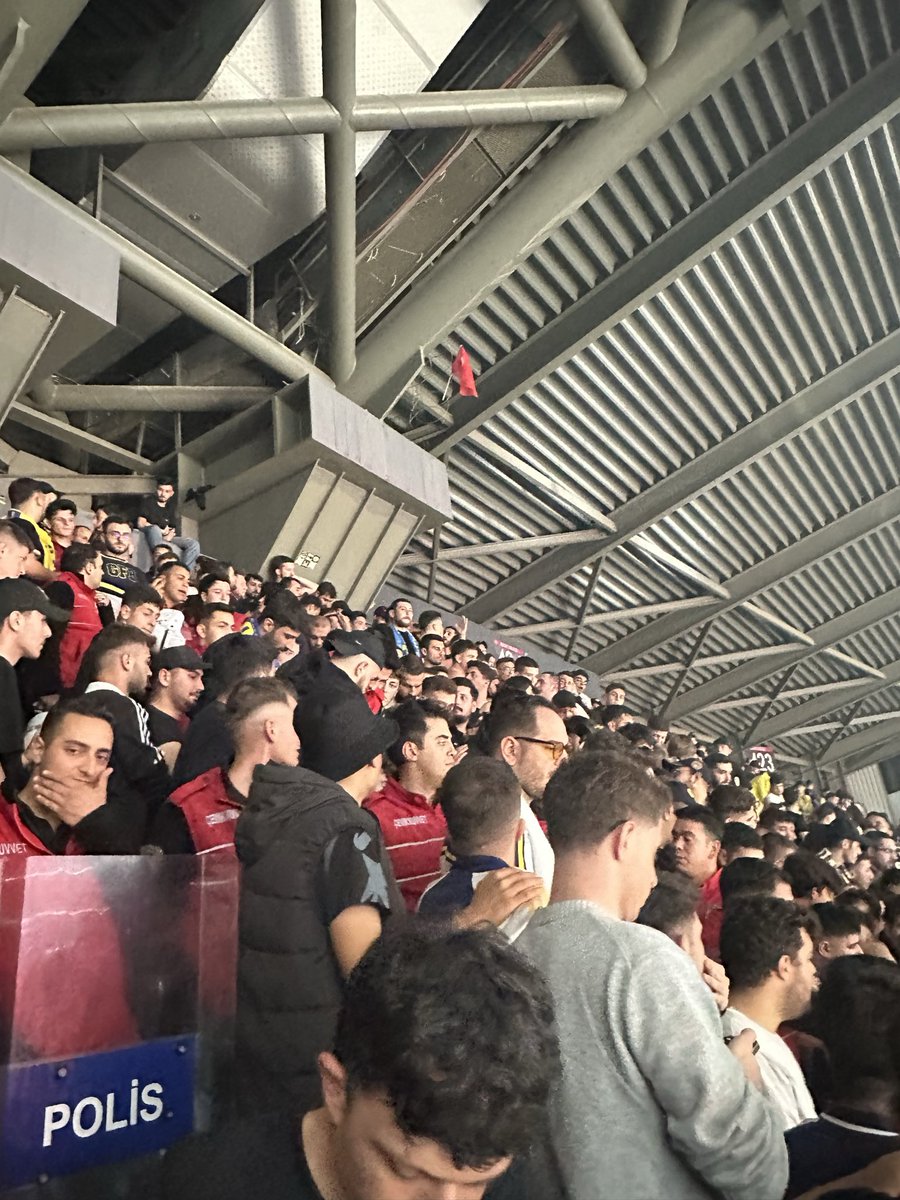 ozgurrgfb's tweet photo. 📍Sinan Erdem Salonu
Genç Fenerbahçeliler https://t.co/DoxQAp1MwS