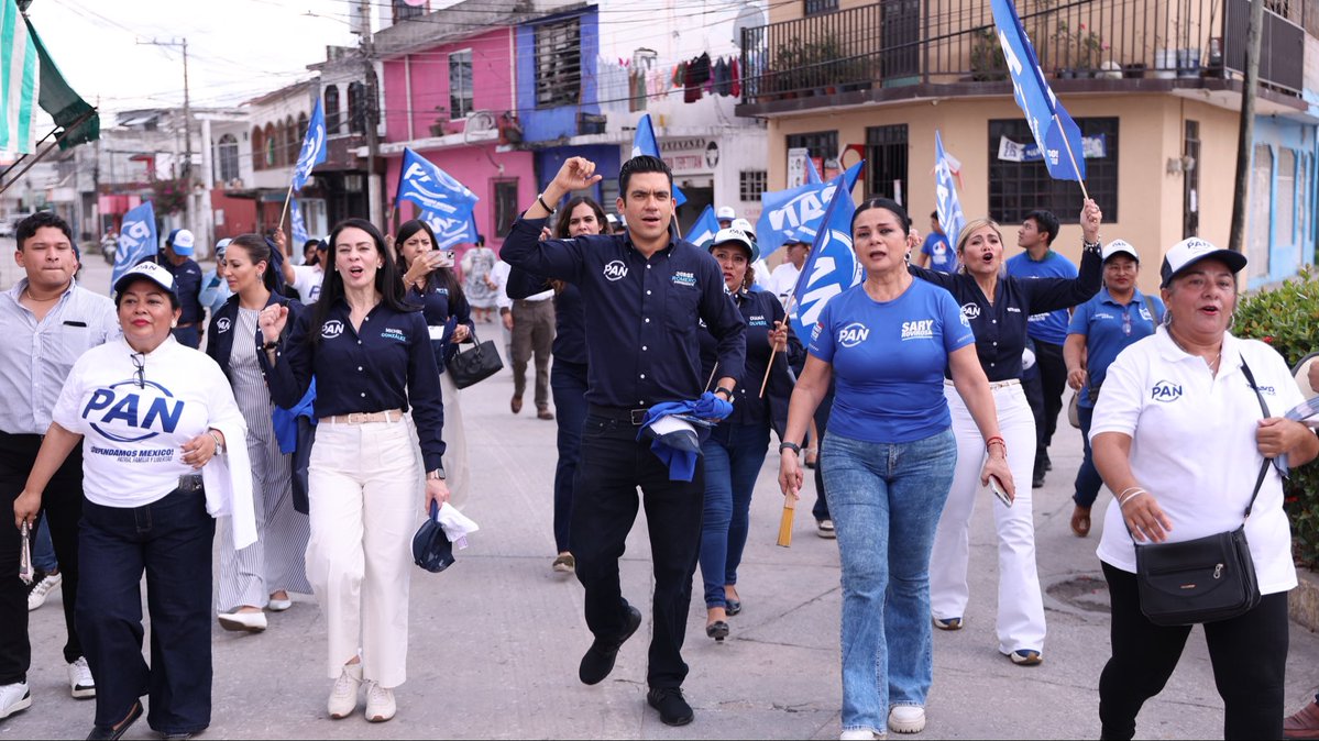 JorgeRoHe's tweet photo. En Macuspana recorrimos las calles junto a nuestra presidenta @KathiaBolio y el @PAN_Tabasco. 🚪

Detrás de cada puerta encontramos personas que quieren ser escuchadas, familias que se esfuerzan todos los días y vecinos que tienen mucho que decir sobre el futuro de su comunidad. Gracias por recibirnos, contarnos lo que viven y compartir sus ideas.

Seguiremos caminando a su lado para defender la libertad y construir un mejor futuro para Tabasco. 🇲🇽

#PatriaFamiliaYLibertad