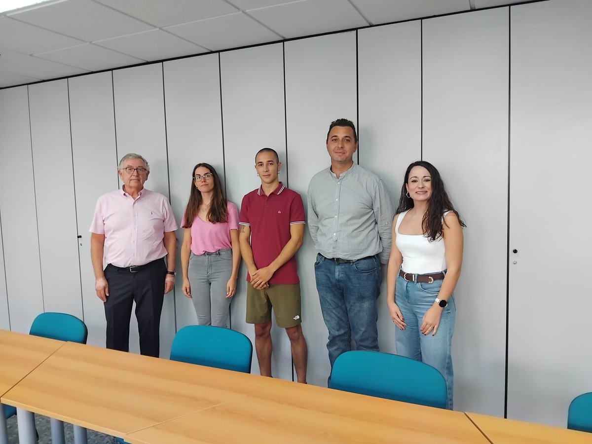 MHIMOXV_XIX's tweet photo. 🎓 ¡Cerramos el curso 2025-2026!

La semana pasada celebramos las defensas de los TFM. 

Investigación, debates, preguntas y mucho trabajo detrás de cada proyecto. 📚🌊

¡Enhorabuena a todo el alumnado por llegar hasta aquí!

📸 Momentos finales de algunas defensas. https://t.co/X6Rm7dxHBj