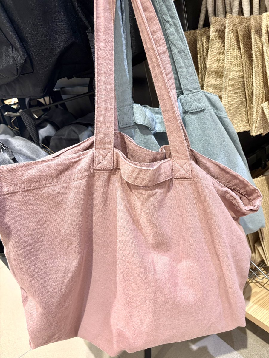miicosann's tweet photo. 無印の新作トートバッグ。かなり大容量で色味がむちゃ可愛いんよな… https://t.co/PzDOB6AzFq