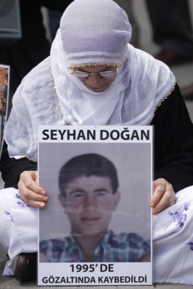 dirokajinenkurd's tweet photo. Seyhan Doğan, 1995 yılında Mardin'in Dargeçit ilçesinde 14 yaşındayken gözaltına alınıp JİTEM tarafından asit kuyusunda kaybedilen ve yıllar sonra kemiklerine ulaşılan bir çocuktur.

Anne Asiye Doğan’ın son sözleri "Ben devletten davacıyım, çocuğumu istiyorum" demişti oğlunun kokusuna hasret bu dünyadan güç etti.

Baba Ramazan Doğan, 2010 yılında geçirdiği kalp krizi sonucu yaşamını yitirmeden önce ailesine “oğlunun kemikleri bulunduğunda mutlaka onunla yan yana gömülmek istediğini vasiyet” etmiştir.
