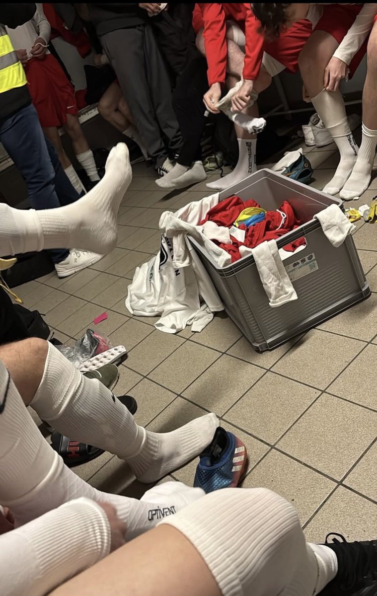 FilipMasterCash's tweet photo. który pies zajmuje się naszymi korkami po ciężkim meczu? 🐶👑💪

#cashmaster #feet #football #footballer #socks #findom #king #master #alpha https://t.co/VZYA947ISS
