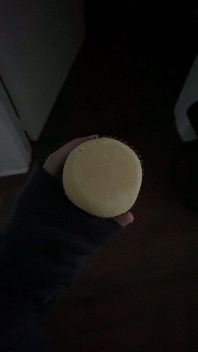 raynwyy's tweet photo. i had this vanilla cupcake three hours ago do you guys have any guesses on the cals? it wasnt very sweet but it was pretty like thick https://t.co/LAEB99niVz
