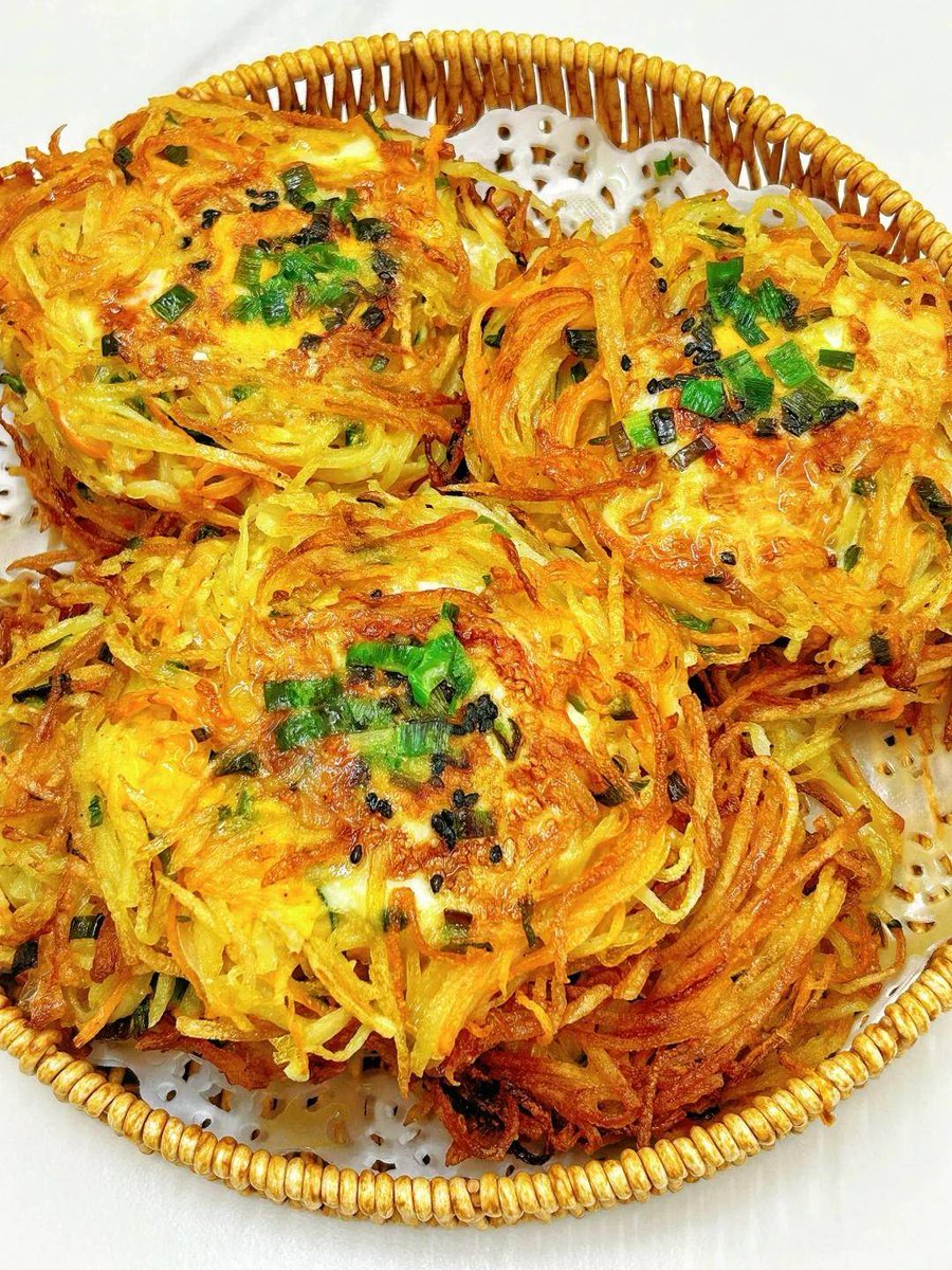 SharilynSavrwo's tweet photo. Hoy probé unas patatas bravas con alioli casero! Crujientes por fuera, cremosas por dentro, un sabor que te transporta directamente a Espaa. https://t.co/2RWAYvRiwz