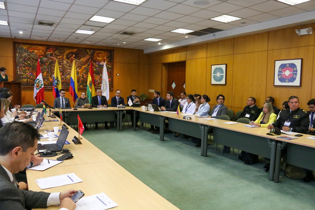 Produccion_Ecu's tweet photo. Además, se abordaron los desafíos y oportunidades de tecnologías emergentes como la inteligencia artificial. 

Ecuador impulsa una Comunidad Andina más conectada y digital, con mejores condiciones para empresas y ciudadanos. https://t.co/mALrTTASFH