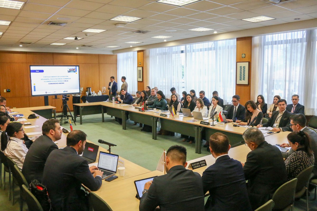 Produccion_Ecu's tweet photo. Además, se abordaron los desafíos y oportunidades de tecnologías emergentes como la inteligencia artificial. 

Ecuador impulsa una Comunidad Andina más conectada y digital, con mejores condiciones para empresas y ciudadanos. https://t.co/mALrTTASFH