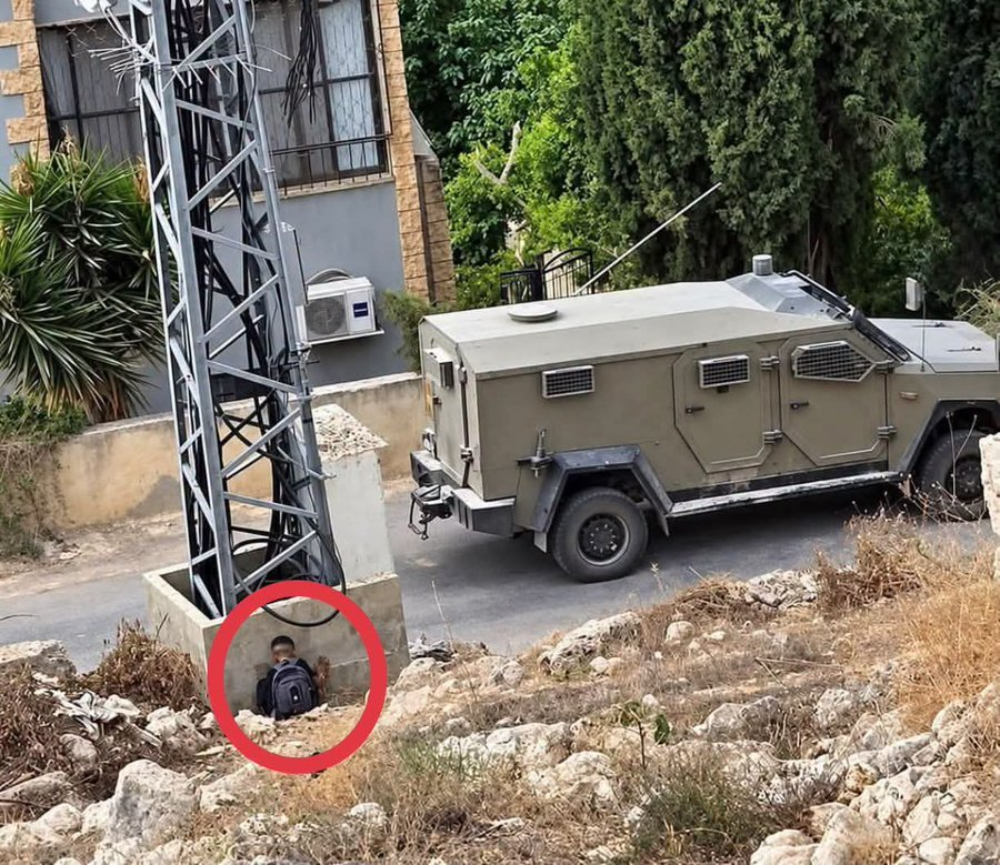 SoftWarNews's tweet photo. Masa Kecil di Palestina

Seorang anak berjalan pulang sekolah, lalu bersembunyi dengan tubuh gemetar saat melihat mobil militer Israel melintas.

Anak-anak Palestina berhak atas masa kecil yang lebih baik dari ini. Mereka lelah hidup dalam ketakutan. Para orang tua pun lelah diselimuti kecemasan setiap kali menunggu anaknya pulang dari sekolah.

Sampai kapan semua ini akan berlangsung?
