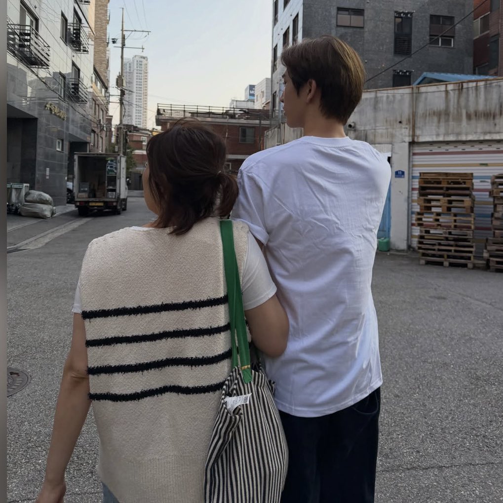 jun_seung1005's tweet photo. 素なの最高✨✨
ほんと息子いたらなぁ！あーやって一緒に歩きたかったわ！

#EPEX #이펙스 #BAEKSEUNG #백승 https://t.co/27RpDxu7xB