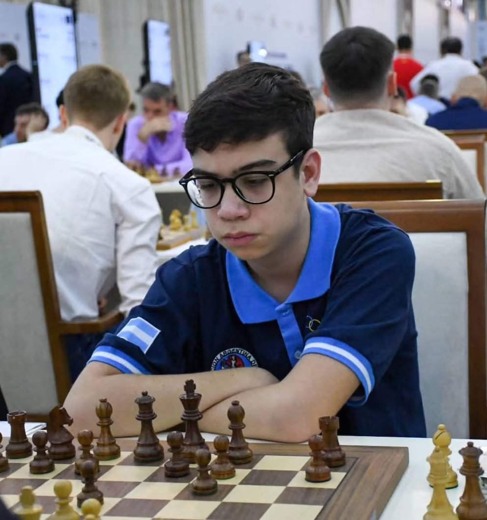 infobae's tweet photo. BRILLANTE ACTUACIÓN DE FAUSTINO ORO: GANÓ SU PARTIDA Y LE DIO EL TRIUNFO A ARGENTINA SOBRE FILIPINAS EN LAS OLIMPIADAS DE AJEDREZ

Faustino Oro obtuvo la única victoria de la jornada para el equipo nacional en el duelo ante Filipinas, correspondiente a la séptima ronda de la 46.ª Olimpiada de ajedrez que organiza la FIDE en Uzbekistán. 

El resultado final quedó 2,5 a 1,5 a favor de Argentina, que de esta manera se recuperó de la derrota sufrida el lunes ante Azerbaiyán.

Oro, que posee un ELO de 2537, jugó este miércoles con piezas blancas en el primer tablero y derrotó a Paulo Bersamina (2398). 

🔗 Leé la nota completa: https://t.co/m3F1gmVj6Y