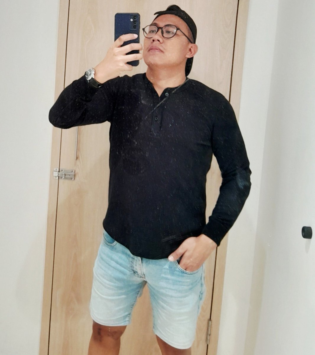 cheeseburger_X2's tweet photo. foto pakai baju warna hitam 🖤 https://t.co/B0cQ2ihkLU