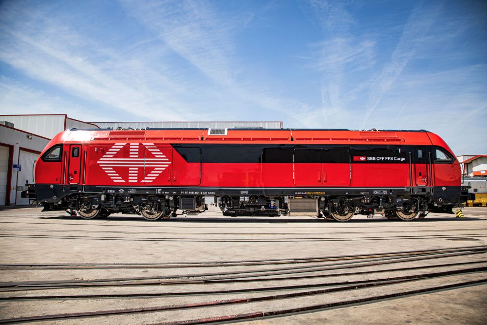 RAILMARKETCOM's tweet photo. đ #Stadler and @SBBCargo have unveiled the first EURO DuFour at InnoTrans 2026. SBB Cargo has ordered 36 locomotives, including 22 with last-mile batteries, with options for up to 129 units. âĄ
Read more: https://t.co/hHpsxjMkZn
#InnoTrans2026 #Stadler #SBBCargo #RailFreight https://t.co/rqfdcAXeee