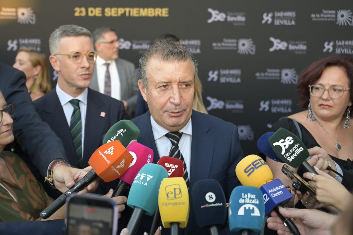 JFdezdelosRios's tweet photo. El turismo sigue siendo clave en nuestra Sevilla, y hoy hemos celebrado su enorme importancia.

Sector que es motor económico fundamental para nuestra provincia, que en 2025 cerró con 1,8 millones de pernoctaciones hoteleras, y 2026 apunta a cifras récord. 

Por ello hemos querido reconocer a Manuel Gutiérrez Gutiérrez, Manuel Antonio García Maqueda, Silvia Carretero Arteaga, Paula Moreno Robledo, Pedro González Nogueras, Damiana Pitzalis y María Isabel Amaya Romero, por poner a Sevilla en el mapa, para que la gente se vaya hablando bien de nosotros y otros muchos quieran venir a conocer esta maravillosa provincia.

Gracias a todas las personas que, cada día, hacen de Sevilla un destino con alma.