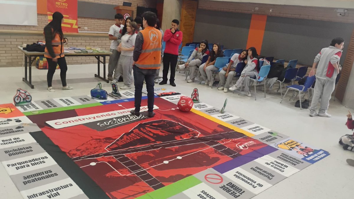 coltecbh's tweet photo. Aporte del CTBH a la gran maqueta del  Metro de Bogotá, estudiantes de Undécimo, trabajo conjunto con gestores sociales Juan David Mora, Lina Velandia de metro línea uno y el docente Néstor Urrego registro audiovisual pro. Néstor Urrego, publicación Pro.Gics. https://t.co/GedyWrkxlh