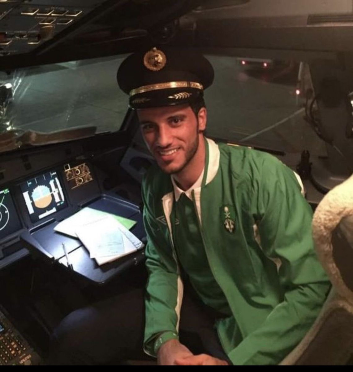 ahli4orever's tweet photo. @omaralsomah هلا والله بالاسطوره والوافي والهداف والعقيد الله يسعدك ويوفقك وين ماكنت 💚💚💚💚 https://t.co/rtPIFNqsmC