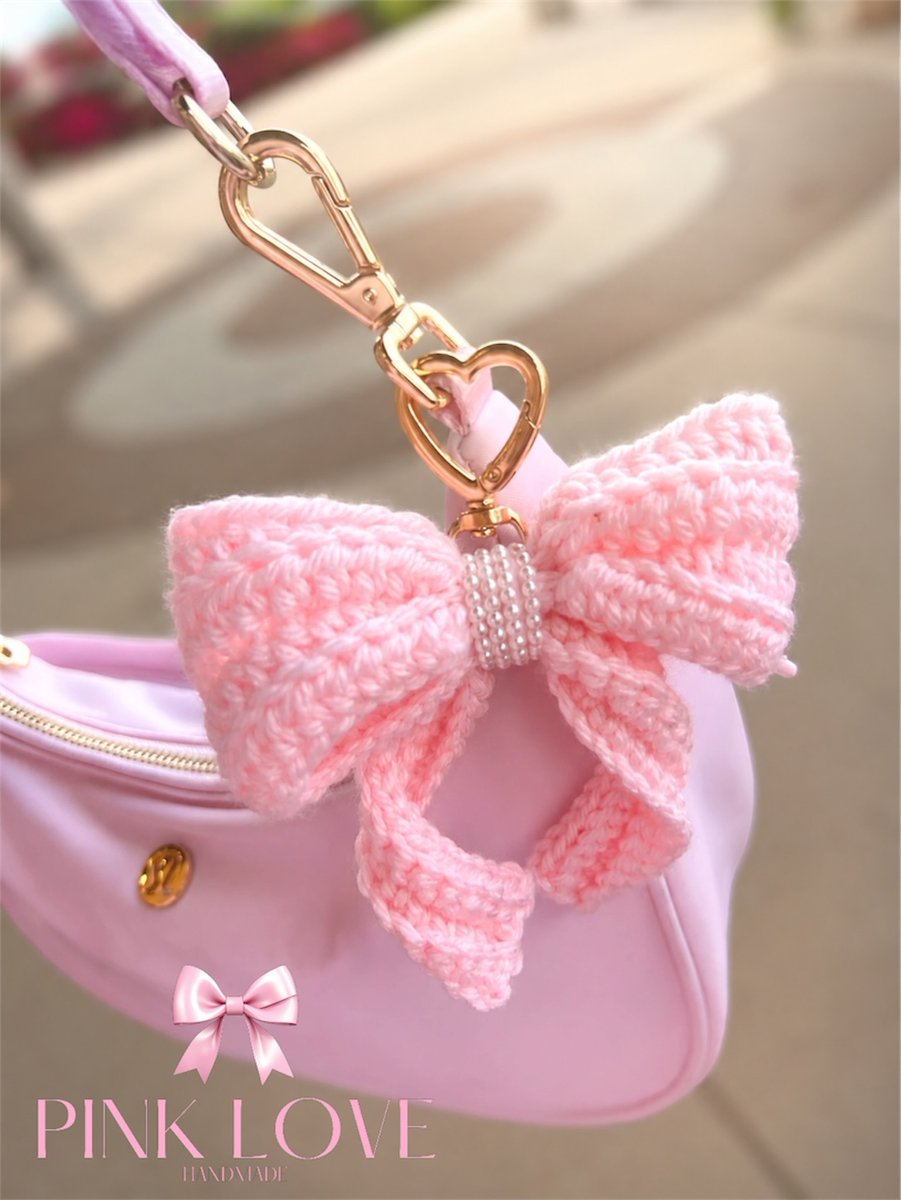 Raaaahyy's tweet photo. Pink, pearls, and crochet: the perfect combination. Shoulder bag by @lululemon
XL Pink &amp; Pearls bow keychain by @pink_lovehandmade https://t.co/x0mhWnunqe