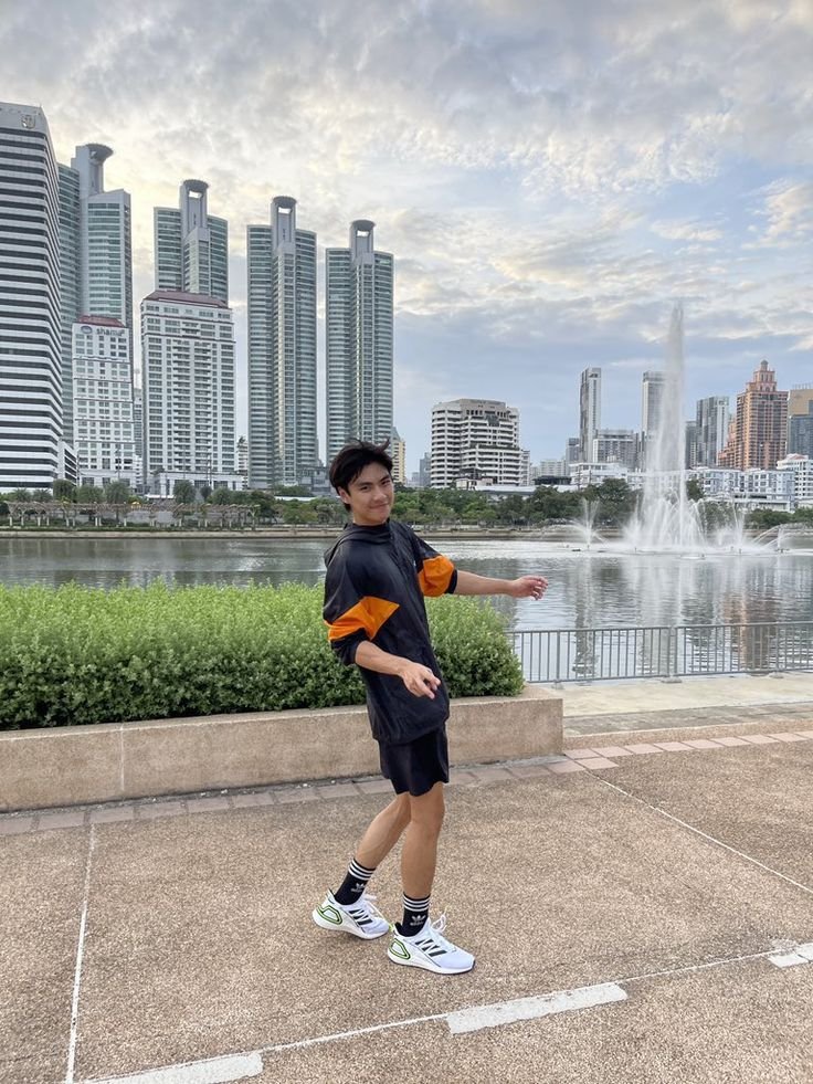 mypawatspace's tweet photo. Day 267/365
two projects, busy days, and so much happening at once 🖤✨
hoping everything goes smoothly and you stay happy, healthy and well 🧡
take good care of yourself through it all, we're always cheering you on ☁️🤍

#ohmpawat #ยิ้ม5พันของโอมภวัต
#โอมภวัต
@ohmpawatt https://t.co/5TsGq0tzvY