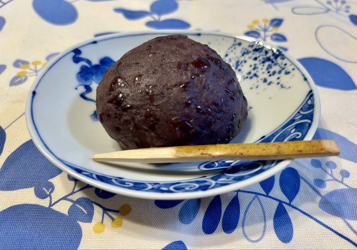 k1009pad's tweet photo. おはようございます
昨日はお墓参りに行ってきました
この時期やっぱり食べたくなるのがお萩
昨日頂いたお萩は甘さ控えめでとっても美味しかったですよ
ちなみにワタシは粒あん派
#ohayomorning https://t.co/umUx2rTsGP