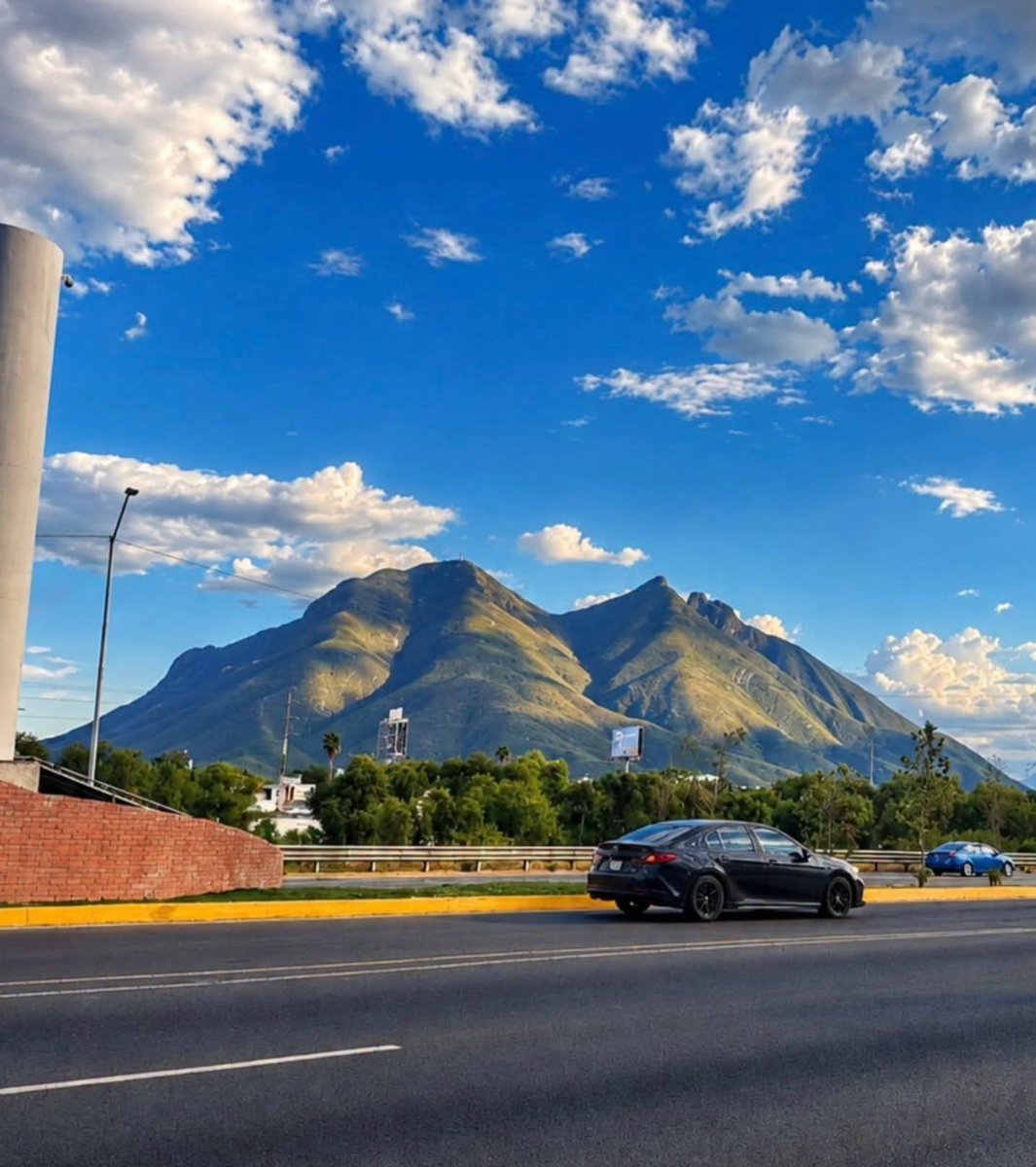 LoQuePasaEnNL's tweet photo. ¡ Tarde coqueta de otoño en Monterrey ! https://t.co/RogNLJm5Hp