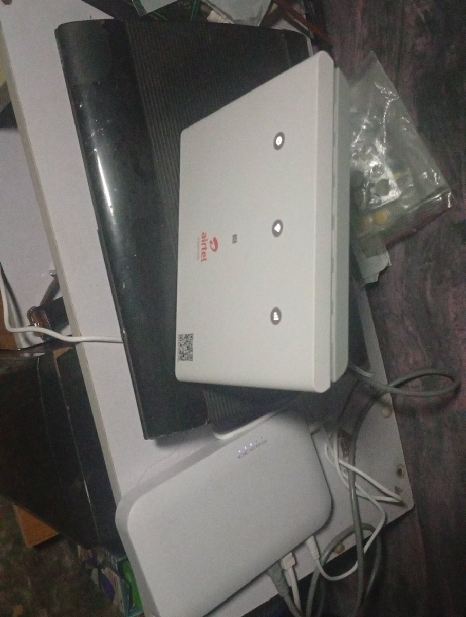 Rotimipadeola's tweet photo. This Airtel ODU is just so useless..@AirtelNigeria come and carry this thing and refund me abeg. Can't watch a movie on TV or Laptop with this useless box. Connecting with my phone hotspot is working better than this scam. https://t.co/gZDIwWMA7p
