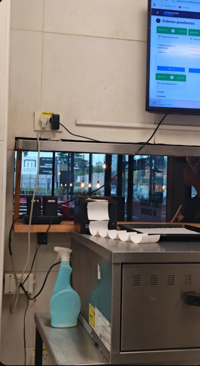 mathihuana's tweet photo. 6:30 yo solo en la cocina y en salón todos preocupados por qué desapareció 300 lucas, 23 comandas.
Saco las comandas sin retrasos sin errores y salgo al salón, reviso atrás de la caja y encuentro la plata 
Me siento THE BEAR y más https://t.co/u9plC45lMj