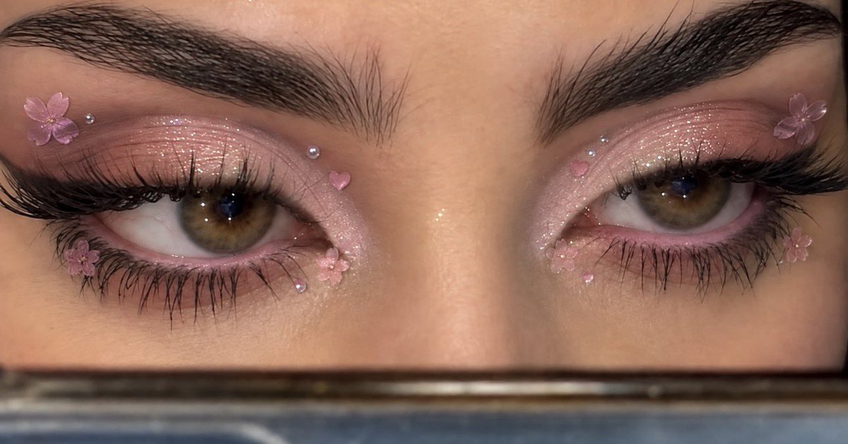 insperarise's tweet photo. pink floral eye makeup 🌸 https://t.co/6OpOY1KvTz