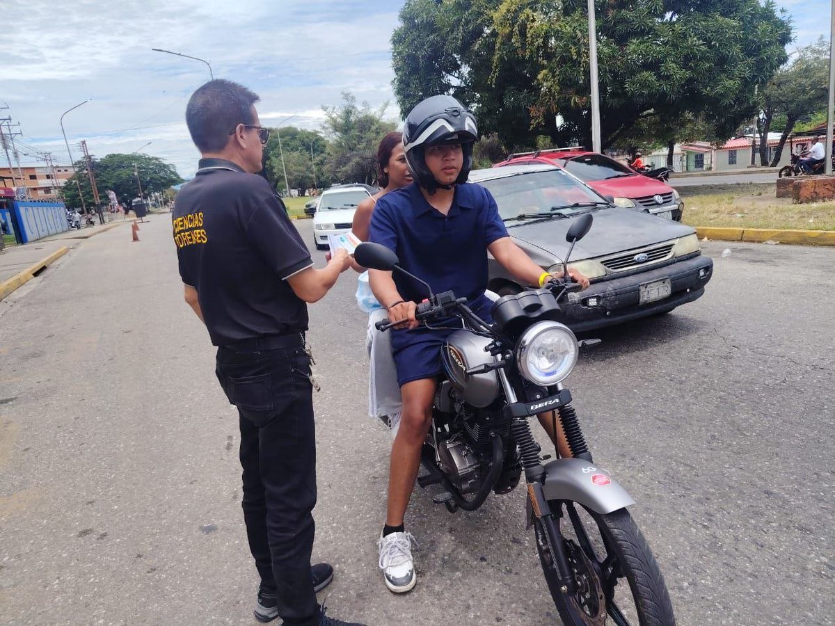 SENAMECFBarinas's tweet photo. Con el firme propósito de disminuir los índices de siniestralidad vial en la entidad, un equipo de servidores forenses del Servicio Nacional de Medicina y Ciencias Forenses, llevó a cabo un abordaje preventivo en la transitada avenida Agustín Codazzi del municipio Barinas. https://t.co/AH3zmqg6L5