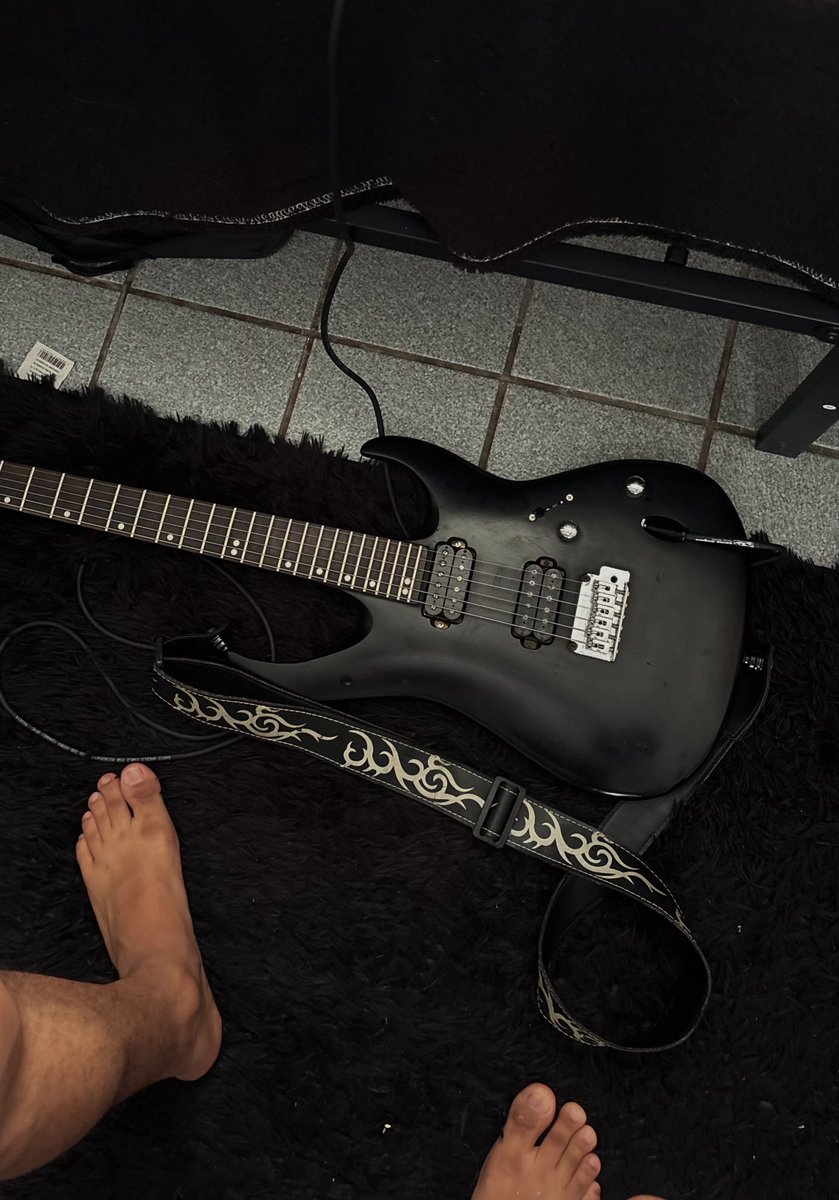 maikonkc's tweet photo. o que são homens bissexuais que tocam guitarra? https://t.co/k19t9rqOcD
