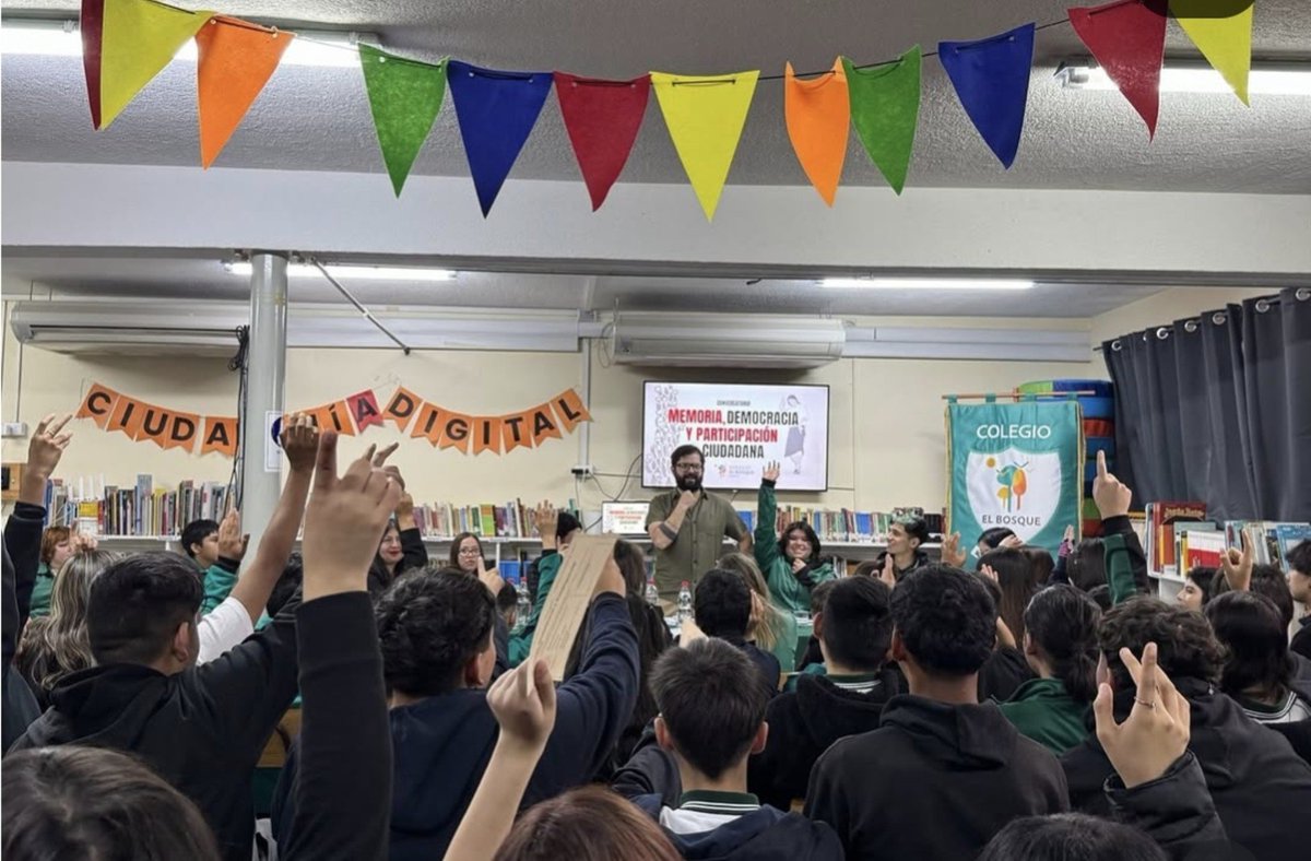 JoviNomas's tweet photo. Mientras a Kast le gritan "chúpala Kast", a Gabriel Boric así lo reciben en el Colegio Técnico Profesional El Bosque de Renca. Hay niveles 😌 https://t.co/ibpXs3dBVG