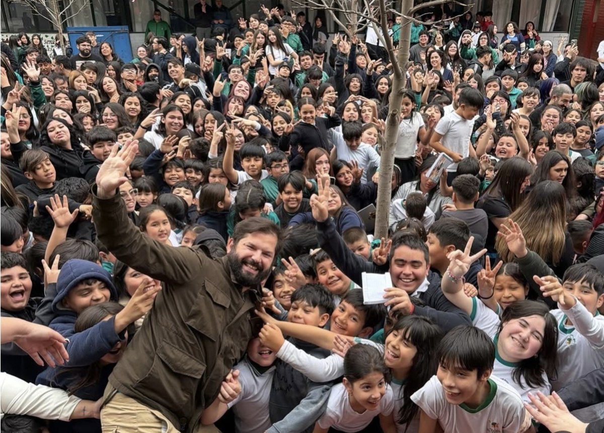 JoviNomas's tweet photo. Mientras a Kast le gritan "chúpala Kast", a Gabriel Boric así lo reciben en el Colegio Técnico Profesional El Bosque de Renca. Hay niveles 😌 https://t.co/ibpXs3dBVG