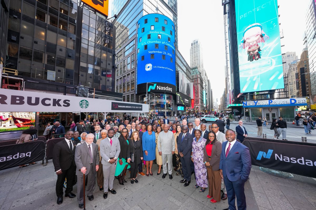 NasdaqExchange's tweet photo. Nasdaq is honored to host H.E. @JDMahama, President of the Republic of Ghana, at the closing bell. 
  
Today, we recognize the lasting economic bonds between Ghana and the United States and the role of global markets in advancing growth, investment, and opportunity across both nations.
