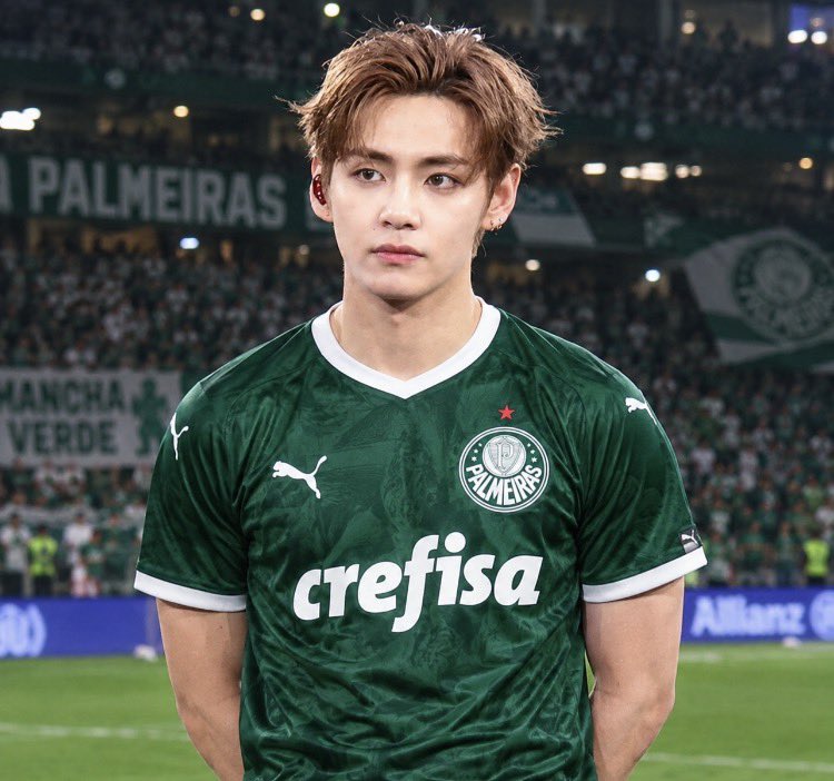 escritoporvante's tweet photo. #taekook #au – serie B

onde em uma partida decisiva o palmeiras acaba ganhando seu 13º 🏆 enquanto rebaixa seu maior rival para serie B, isso acaba ocasionando invasão da gaviões no campo e para salvar o zagueiro marrento, taehyung, o leva pro vestiário e acaba consolando-o https://t.co/EiF2Pr6SBy