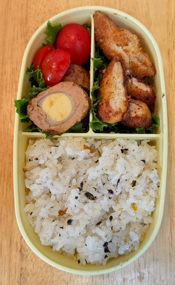 skydinner's tweet photo. 娘のお弁当作り413日目。

あ〜、昨夜から憂鬱でしたが…今日からお仕事🫩お弁当も久しぶりとなります。あと２日頑張ります💪

今日の献立は、ウズラ肉団子・鶏ささみチーズフライ・コロッケと🍅

#お弁当記録 
#お弁当
#弁当記録
#男の料理
#お弁当作り楽しもう部 https://t.co/aAjQUqR46q