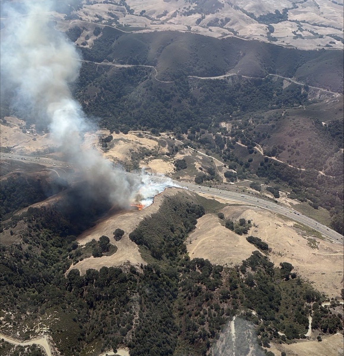 KcluNewsLance's tweet photo. Brush fire on Cuesta Grade! What apparently started as a brush fire on Highway 101 north of San Luis Obispo had grown into what’s being called a 40 acre brush fire. It was reported at 1:45 p.m. #cuestagrade #slo #highway101 #sanluisobispo #sanluisobisopcounty https://t.co/Fx8Fup5uPg