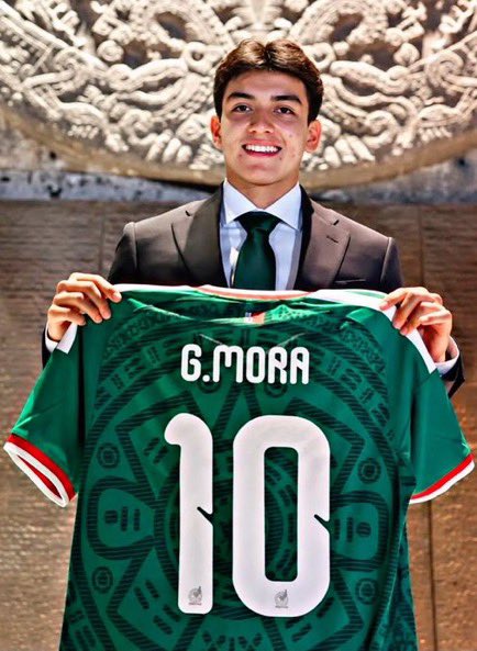 poetschiv's tweet photo. gilberto mora a sus 17 | yo a los 19 https://t.co/WmDYxeVJMJ