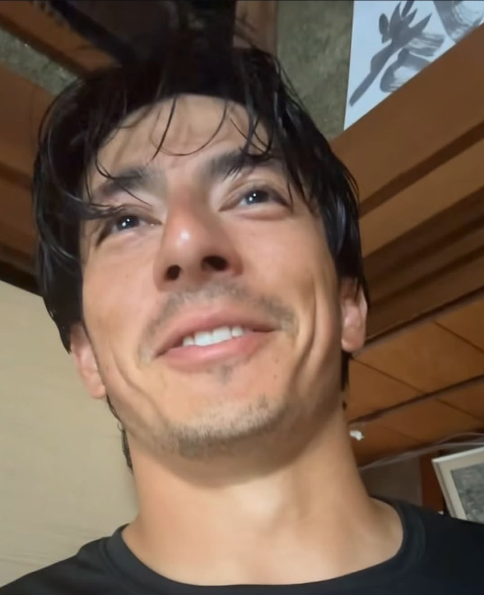 he6rtz's tweet photo. a few months back i came across this japanese dilf who tells dad jokes and he blesses my feed every so often i love him https://t.co/fznynbYVQY