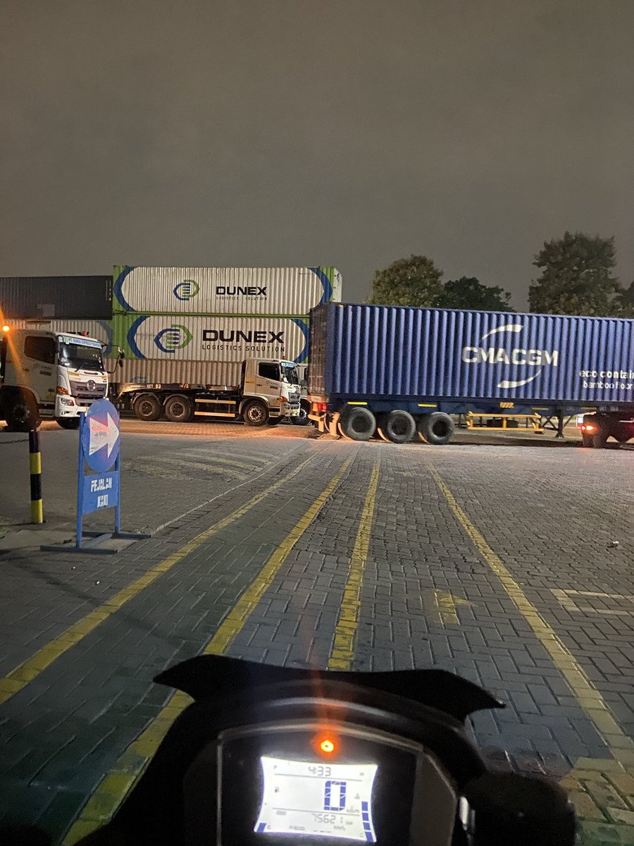 inisonn's tweet photo. Shift malem baru balikk ajgg ajg di entot kerjaan mulu https://t.co/7RGsIuGHyp
