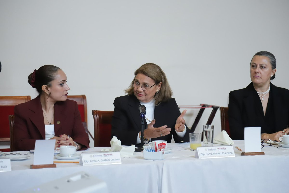 soniarincon_ch's tweet photo. Por parte de la Junta Directiva de la Comisión de Presupuesto y Cuenta Pública, el día de hoy sostuvimos una reunión de trabajo en Palacio Nacional con el secretario de Hacienda, Edgar Amador Zamora; la subsecretaria de Egresos, Bertha Gómez Castro, y su equipo.

Seguimos avanzando en el análisis del Presupuesto de Egresos de la Federación 2027, sumando esfuerzos y manteniendo un diálogo cercano para atender las prioridades de nuestro país.

Continuaremos trabajando con responsabilidad y compromiso, siempre pensando en el bienestar de las familias de México.