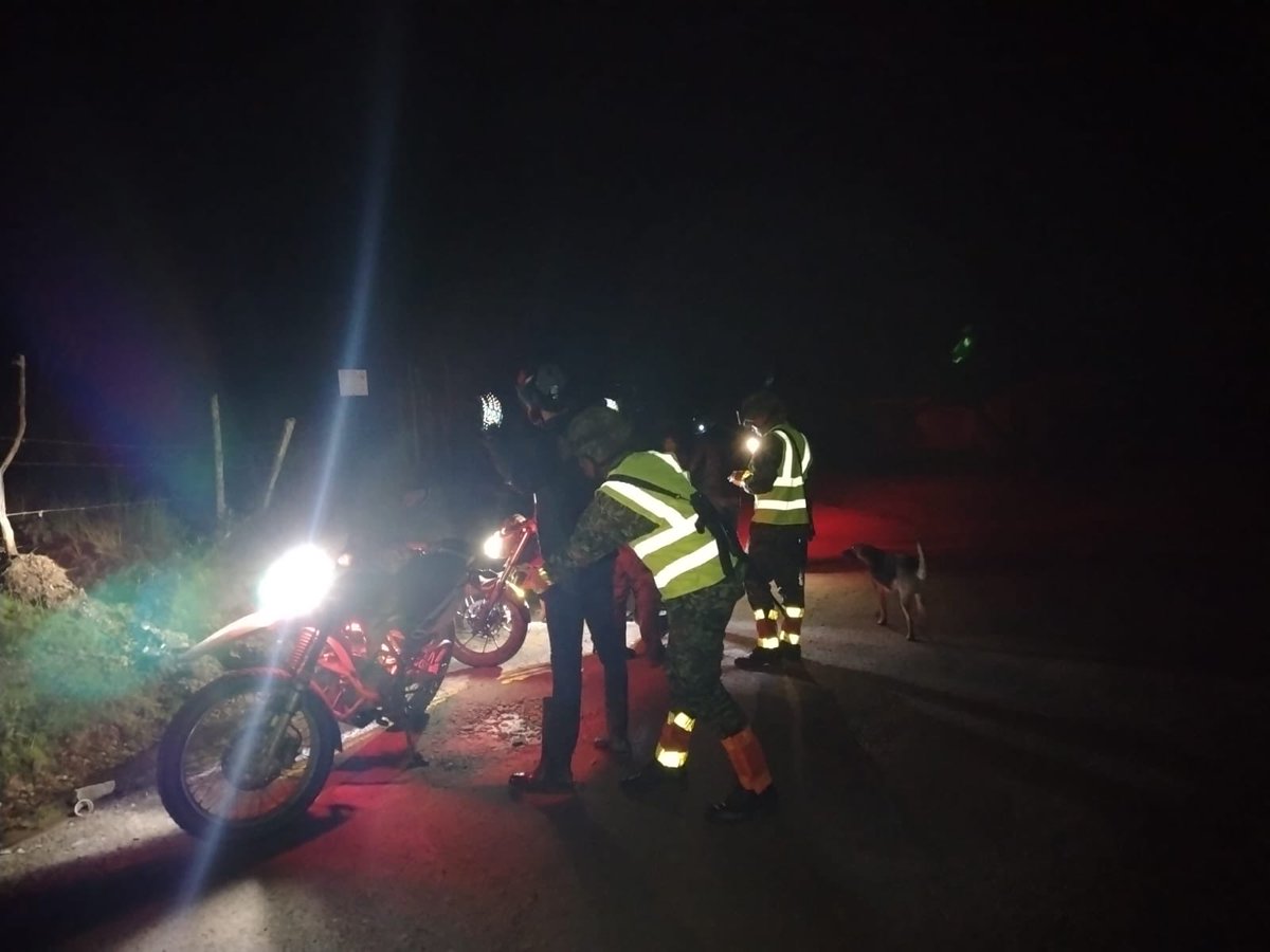 Ejercito_Div8's tweet photo. ¡La niñez y la adolescencia se protegen, no se reclutan!

En el sector de Gibraltar, municipio de Toledo, Norte de Santander, tropas del Batallón Especial Energético y Vial N.° 18 realizaron puestos de control de Acción Psicológica sobre la vía La Soberanía, en el marco de la Campaña Ministerial para la Prevención del Reclutamiento Forzado de Niños, Niñas y Adolescentes.

A través de mensajes de prevención dirigidos a la comunidad, transportadores y usuarios de la vía, se promovió el rechazo al reclutamiento, utilización e instrumentalización de menores en el conflicto armado.

La #Brigada18 fortalece las acciones de sensibilización y protección integral de la niñez y adolescencia en el territorio.

#PatriaHonorLealtad