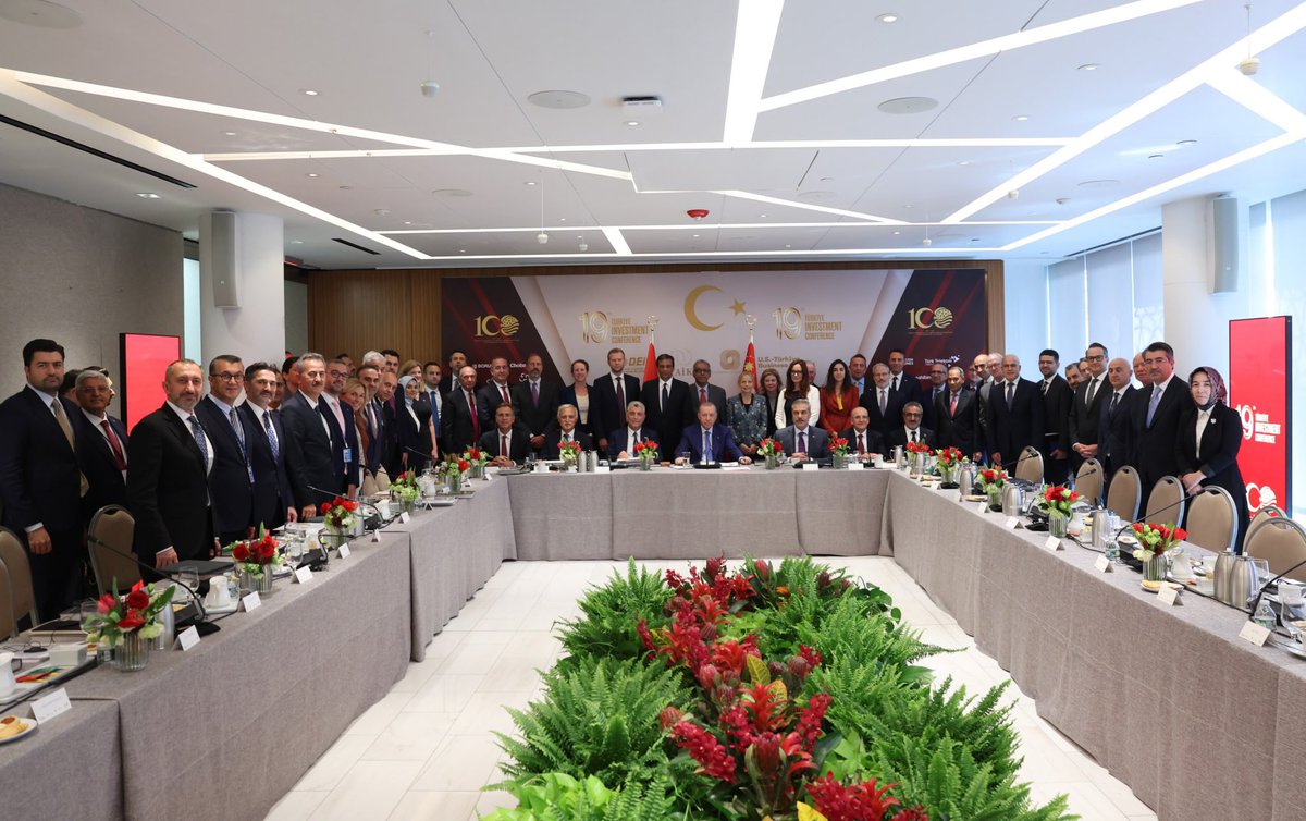 iletisim's tweet photo. Cumhurbaşkanımız Sayın Recep Tayyip Erdoğan, #ErdoganTheVoiceOfJustice (Adaletin Sesi Erdoğan) Birleşmiş Milletler (BM) 81. Genel Kurulu vesilesiyle bulunduğu New York’taki temasları kapsamında Türkevi'nde düzenlenen Türkiye-ABD İş Konseyi Toplantısı'na katıldı.

https://t.co/ShOylKnJiK