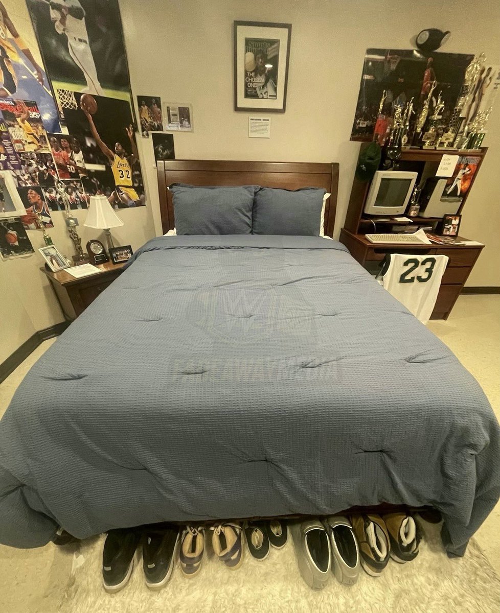 FadeAwayMedia's tweet photo. In LeBron James childhood bedroom that you can tour in Akron, Ohio he has a copy of ‘WWF SMACKDOWN!’ on the original Playstation on display. 

HE TOO REAL FOR THIS 🔥 https://t.co/jxFxynRcnw