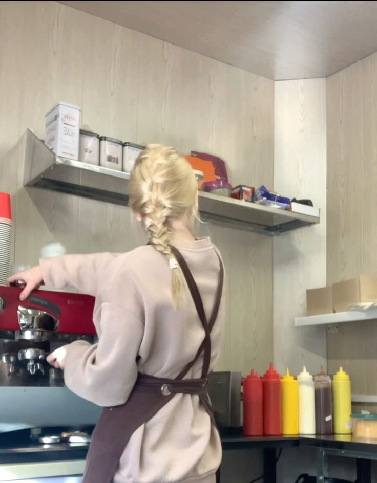 __Starzys__'s tweet photo. Ladrão de pão de mel| Eldarya au! #ezarel 

Fazia duas semanas que a jovem confeiteira Glinda anunciou as vagas para trabalhar em sua confeitaria, mas o que ela não esperava é que acabaria saindo no prejuízo com seu novo contratante. https://t.co/ac7utPQPQq