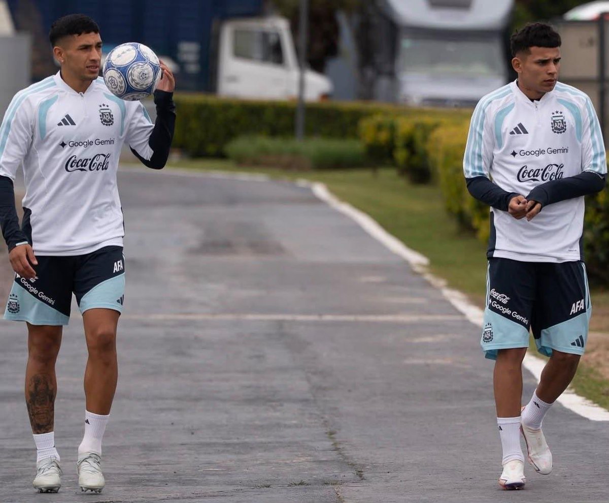 diariobocaa's tweet photo. Equi Fernández + Flores = BOCA PREDIO. 🔝💙

#Boca https://t.co/RVUjUeMlOT