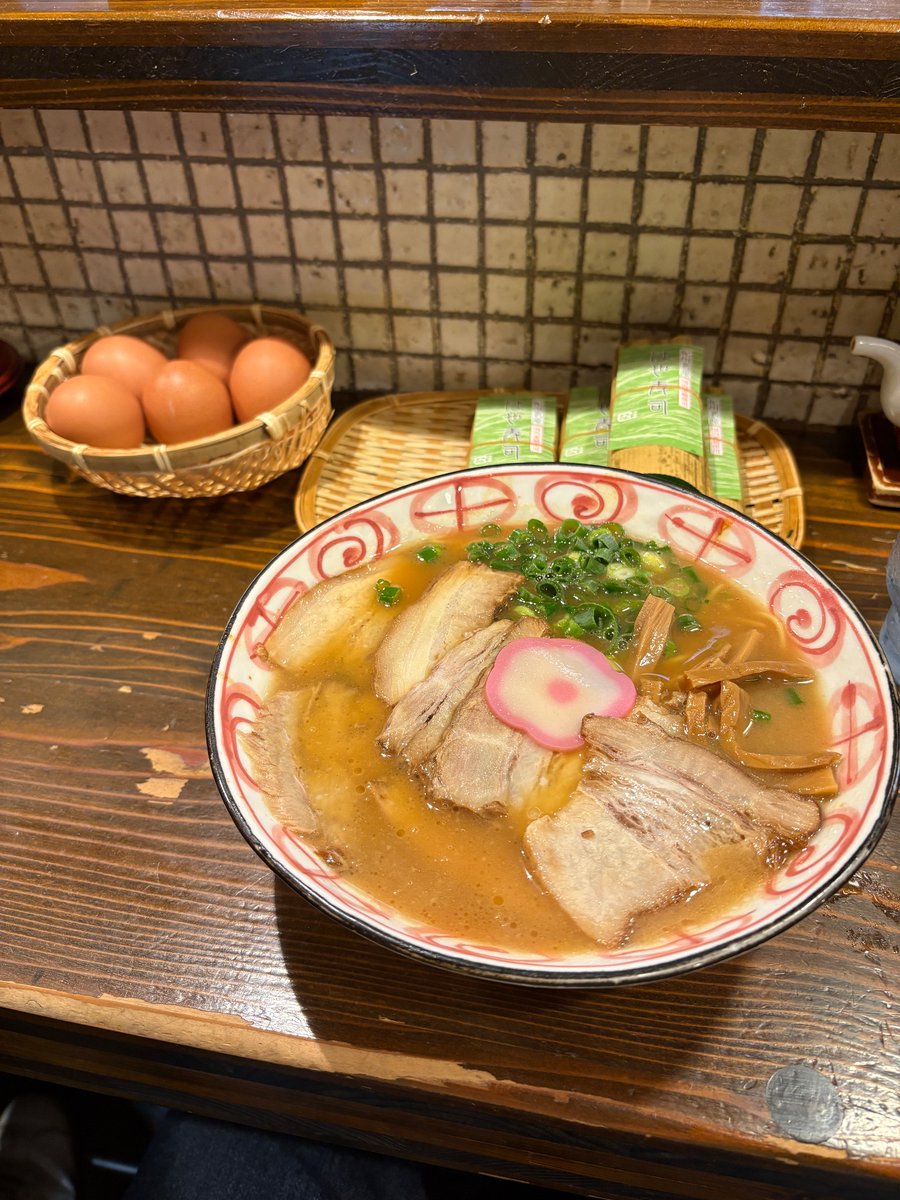 SarutoT's tweet photo. 大十バスの後は海南駅から #和歌山バス で #ブラクリ丁 へラーメン食べに。県庁所在地の都心部でありながら、40年くらい時が止まったようなアーケード街と、人の疎らさに中心市街地活性化の現実の厳しさをみました。そんな中、和歌山ラーメンのお店の前だけはどこも行列。ラーメンの力は凄い。 https://t.co/kkbaJ5jYhU